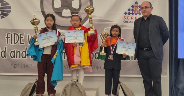 Đỉnh miễn bàn: Bé gái 8 tuổi giành HCV cờ vua thế giới về cho Việt Nam