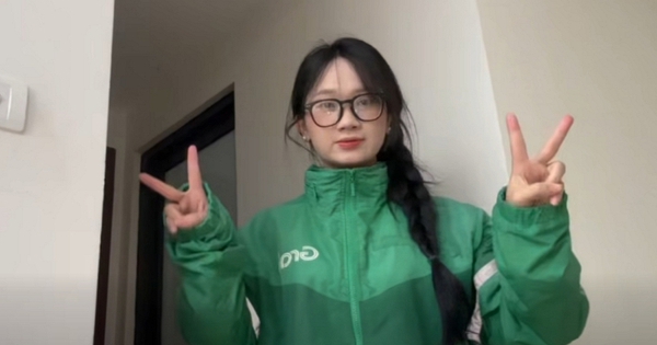 Bắt gặp cô gái chạy Grab, CĐM ngỡ ngàng trước nhan sắc dịu dàng đến khó tin