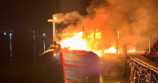 Tàu cá bốc cháy ngùn ngụt trong đêm ở Huế