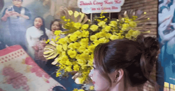 MXH nín thở khi mỹ nhân đẹp nhất Việt Nam lên đồ đi sự kiện, bao nhiêu đèn trên thảm đỏ cũng không sáng bằng