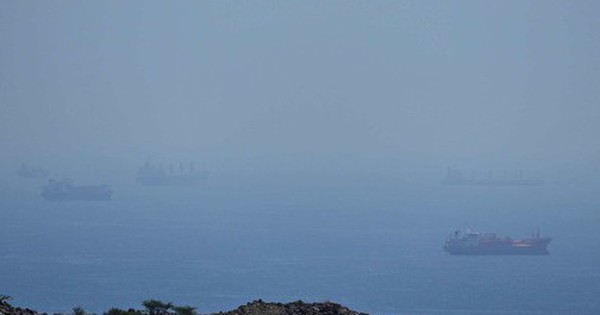Iran nổ súng vào tàu container ở eo biển Hormuz