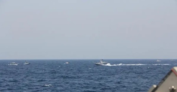 Mỹ bất lực trước ‘hạm đội muỗi’ của Iran