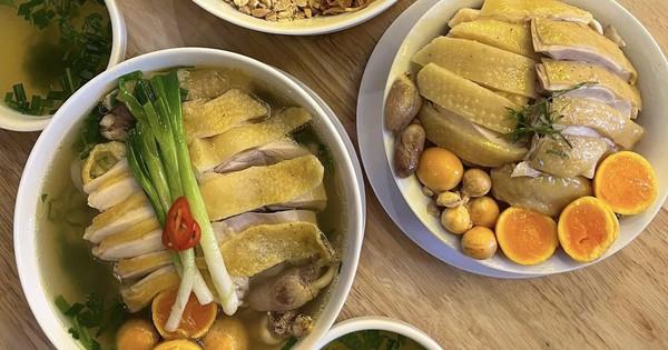 Ăn 2 bát phở, 1 đĩa gà và cốc nước cam hết 900.000 đồng ở Hà Nội, khách đăng lên mạng: Chủ quán nói lý do