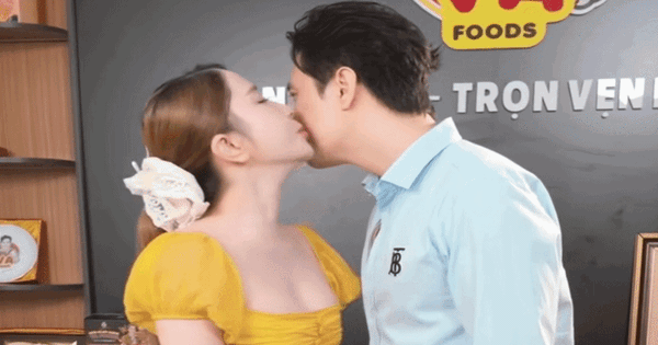 Quỳnh Nga thơm má Việt Anh ngay trên sóng, công khai sau 7 năm mập mờ?