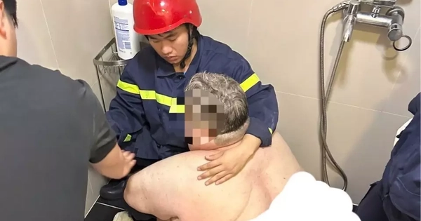 Đà Nẵng: Cứu thành công du khách nặng 300 kg mắc kẹt trong nhà vệ sinh