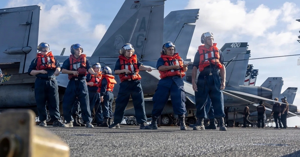 Tàu sân bay Mỹ cùng hàng chục chiến đấu cơ đến Trung Đông, Iran tung video bắt tàu