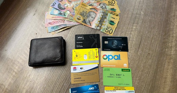 Phát hiện 1 chiếc ví màu đen có 300.000 đồng, 830 AUD và loạt thẻ tín dụng trên đường đi chợ: Công an sử dụng biện pháp nghiệp vụ vào cuộc