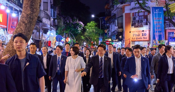 Chia sẻ gây sốt trên Instagram của Tổng thống Hàn Quốc sau chuyến dạo bộ Hồ Gươm: “Buổi tối Hà Nội thực sự rất đẹp”