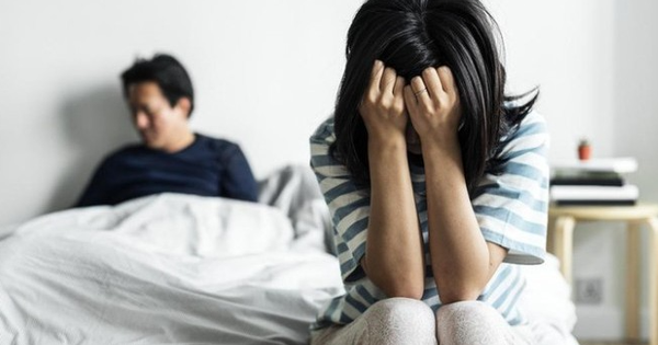 Chồng đi họp lớp về, cáu giận vô cớ rồi buông một câu khiến tôi chết lặng: Đến giờ vẫn chưa bình tĩnh được!