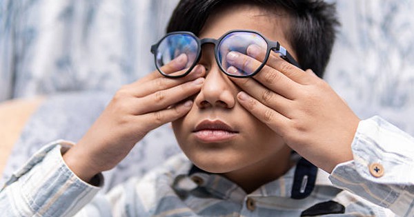Con đeo kính càng ngày càng mờ, 1 năm sau phát hiện lỗi “khó tin” khiến phụ huynh ngã ngửa