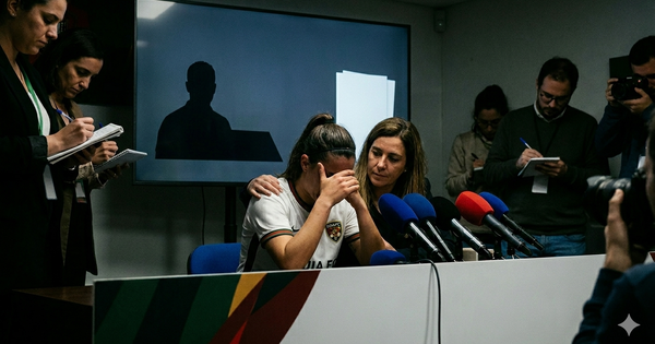 HLV bóng đá nữ bị tố quấy rối tình dục, loạt tin nhắn 