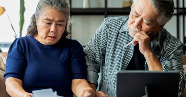 Nhận lương hưu một cục, bố mẹ chồng có quyết định khiến con cháu chóng mặt, 3 năm sau phải đi chạy xe ôm, nhặt đồng nát kiếm sống