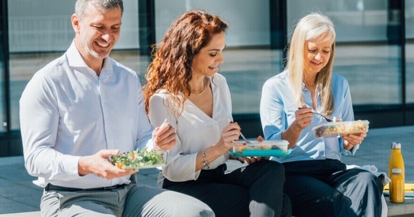 Vì sao người Pháp cấm ăn trưa tại bàn làm việc?