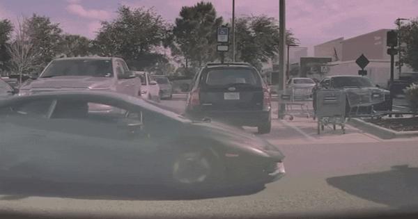 Clip: Nữ tài xế lái bán tải 'đè đầu' siêu xe Lamborghini