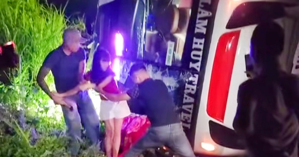 Xe khách chở hơn 40 người lật nghiêng khi xuống dốc ở Lào Cai