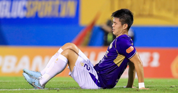 Duy Mạnh đau đớn vì chấn thương