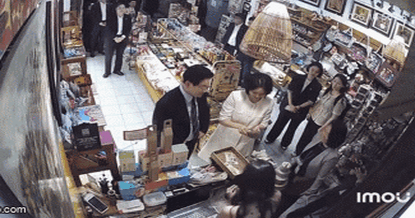 Clip Tổng thống Hàn Quốc mua miếng dán tủ lạnh trong cửa hàng lưu niệm trên phố Hà Nội