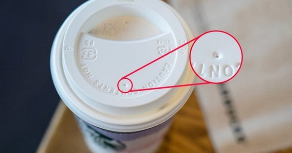 Uống cà phê mỗi ngày, nhưng 99% người dùng không biết lỗ nhỏ trên nắp cốc dùng để làm gì