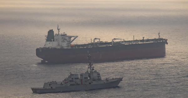 Mỹ tiếp tục công bố hình ảnh chặn bắt tàu Iran gần eo biển Hormuz