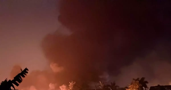 CLIP: Tận thấy kho xưởng rộng 500m2 bốc cháy ngùn ngụt ở Đông Anh