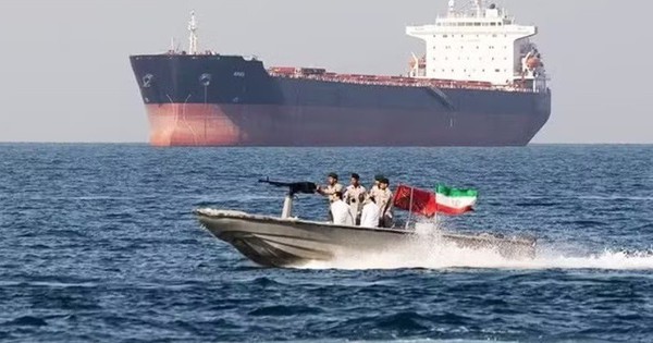 Hàng chục tỷ euro 'chìm đắm' ở eo biển Hormuz