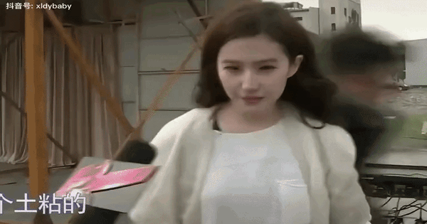 Mấy ai dám như Lưu Diệc Phi: Soi gương bằng cam phóng viên mà vẫn không chết góc nào