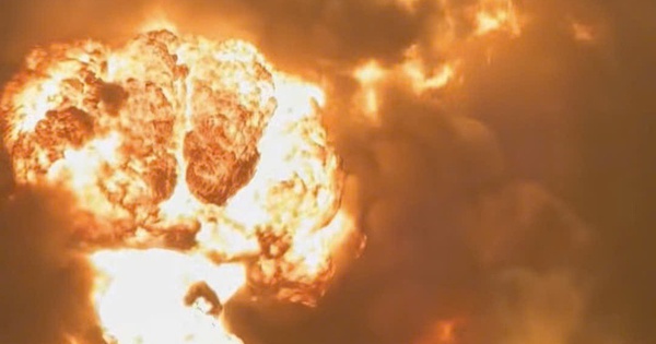 Gần 100 cảnh sát cùng robot dập tắt vụ cháy như quả cầu lửa khổng lồ ở ngoại thành Hà Nội