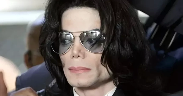 Bỏ quên quá khứ trần trụi, đen tối của Michael Jackson