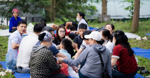 Cảnh tượng hiếm thấy: Người dân ngủ dưới gốc cây, bãi cỏ quanh đền Hùng, chờ đến giờ vào lễ Tổ