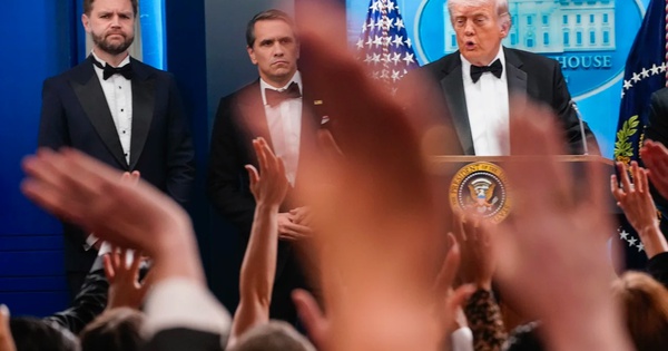 Ông Trump họp báo sau vụ nổ súng: 