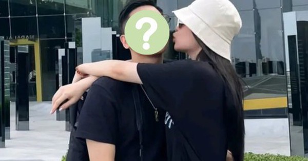 Nam ca sĩ Việt bị khui ảnh du lịch cùng vợ ngoài ngành