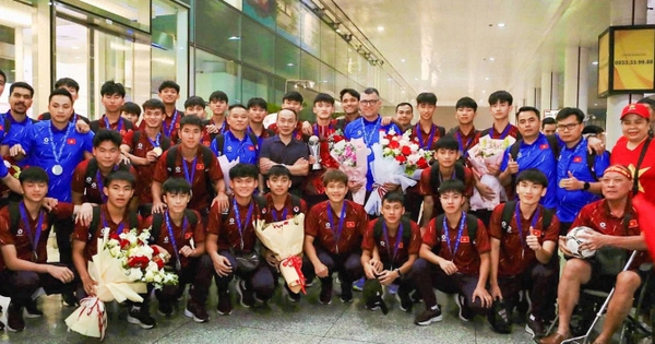 U17 Việt Nam vô địch Đông Nam Á về nước trong vòng tay yêu thương người hâm mộ