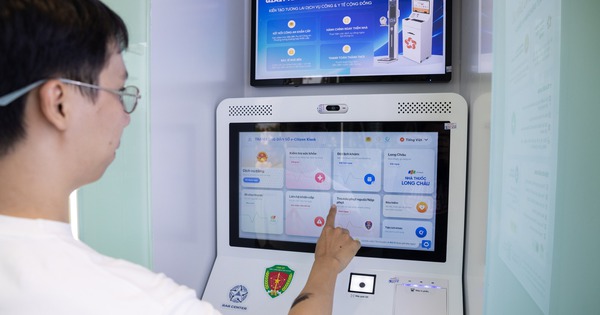 Người dân TP.HCM bất ngờ với Trạm Công dân số “tất cả trong một” ngay sát nhà