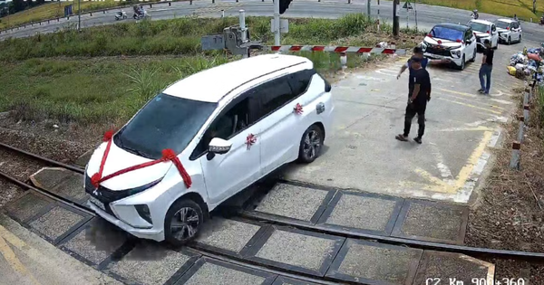Xe rước dâu cố vượt rào chắn, mắc kẹt trên đường ray khi tàu đang tới: Danh tính tài xế và cái kết