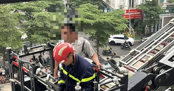 Hà Nội: Cảnh sát giải cứu người đàn ông có ý định dại dột ở tầng 5 chung cư