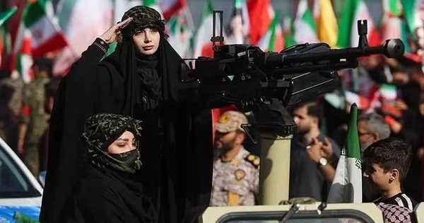 Iran nói cùng Trục kháng chiến đối phó kẻ thù, tung bộ ảnh phụ nữ tuần hành ủng hộ quân đội