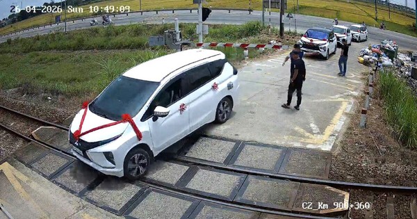 Mượn xe em vợ đi đám cưới rồi cố tình vượt rào chắn đường sắt lúc đèn đỏ