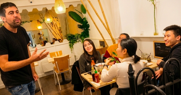 Mở đầu bằng “kính thưa” khi đi ăn với bạn Việt Nam, anh Tây khiến cả bàn tưởng đang dự hội nghị