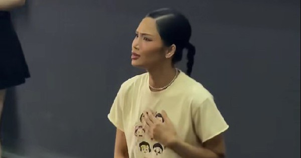 Lần đầu tiên Vbiz có 1 nữ diễn viên phải bỏ chạy khỏi rạp vì bị khán giả chê diễn đơ cứng