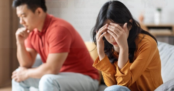 Mở điện thoại cũ của chồng sau 4 năm, tôi 