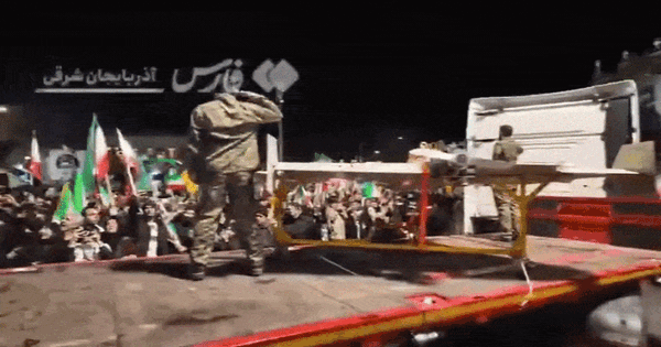 Quân đội Iran phô diễn máy bay không người lái giữa quảng trường thành phố