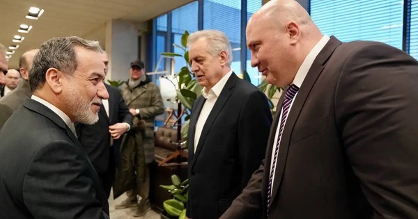 Vừa hạ cánh tại Nga, Ngoại trưởng Iran cáo buộc Mỹ khiến đàm phán đổ vỡ