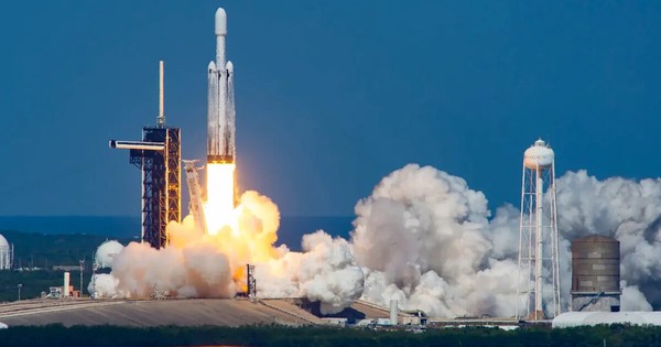 Tên lửa mạnh thứ hai thế giới Falcon Heavy sắp lên quỹ đạo