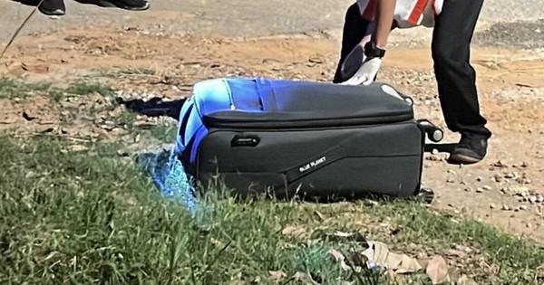 Phát hiện chiếc vali lạ trước cổng trường học, cảnh sát lập tức mở ra: Ai nấy kinh ngạc với thứ bên trong