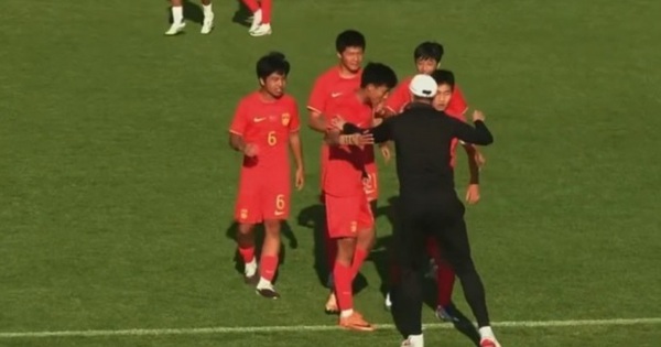 Tuyển Trung Quốc gây sốc khi “đè bẹp” tuyển Italia ngay trên sân khách