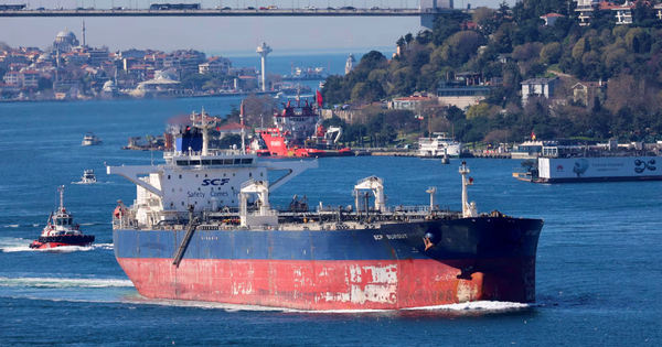 Hai tàu chở hơn nửa triệu thùng dầu Nga đang chuẩn bị cập bến một nước Nam Mỹ bất ngờ quay đầu, đi thẳng đến châu Á