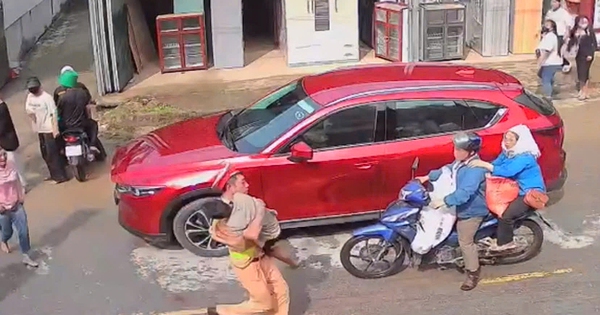 Bé trai bị điện giật tại lễ hội té nước ở Lai Châu, một chiến sĩ CSGT lao vào dòng người gây xúc động