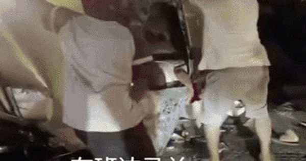 Tài xế gặp nạn rồi tử vong sau khi được người đi đường trợ giúp, clip hiện trường gây tranh cãi