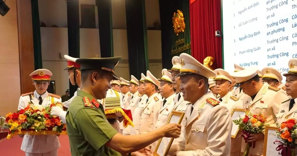 146 cán bộ Công an Hà Nội được thăng cấp bậc hàm thượng tá