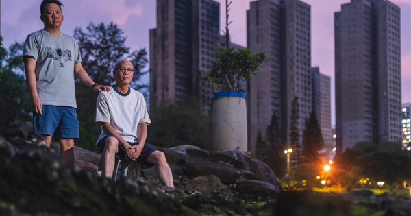 Tro tàn và ký ức: Một gia đình trở lại hiện trường vụ cháy chung cư tồi tệ nhất ở Hồng Kông (Trung Quốc) trong nhiều thập kỷ